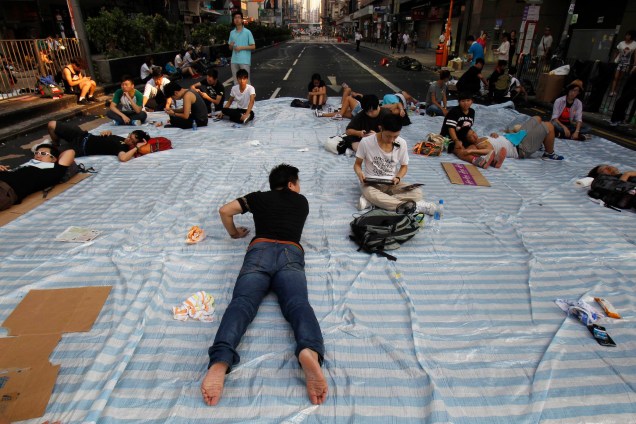 Grande lençol listrado é usado por manifestantes que ocupam distrito comercial em Hong Kong