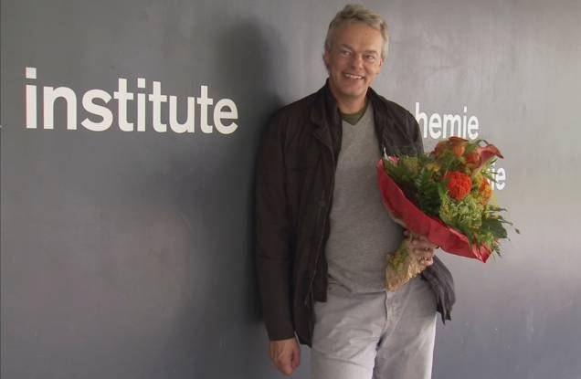Edvard Moser recebeu flores ao chegar em Munique, na Alemanha, por ter sido agraciado com o Nobel de Medicina 2014