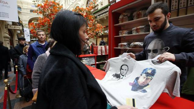 Vendedor oferece camisetas com o rosto do presidente russo Vladimir Putin estampado