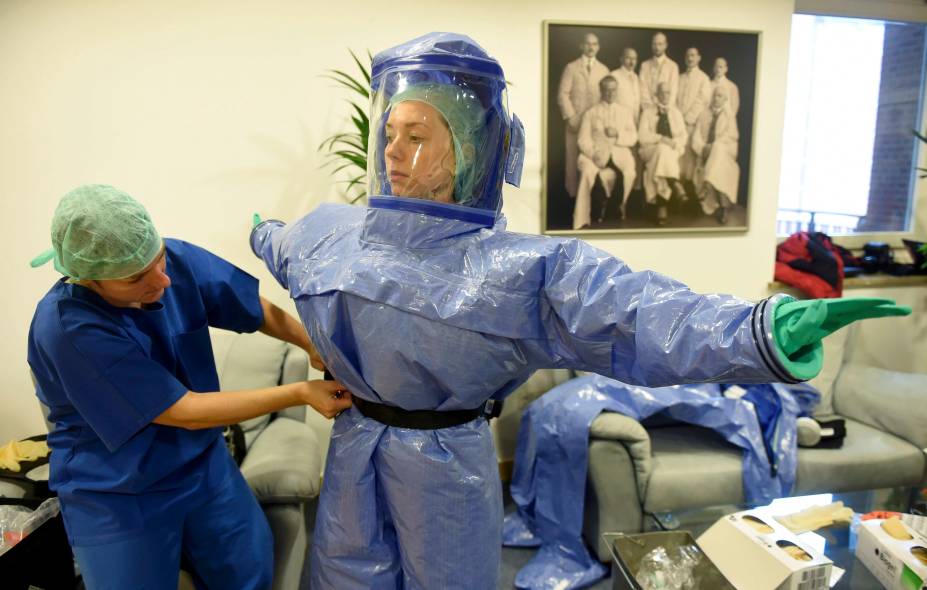Membros do exército alemão recebem treinamento para atuar como enfermeiros no tratamento de pacientes infectados pelo ebola, em Hamburgo