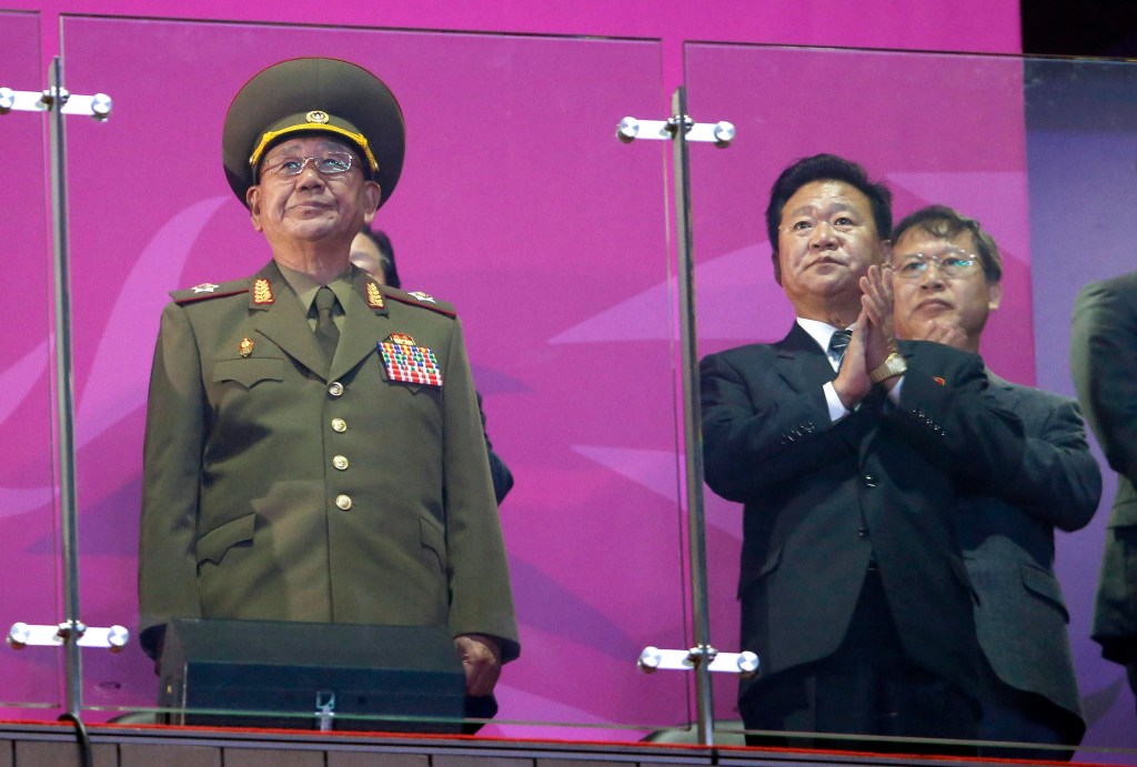 Hwang Pyong-so (esquerda), tido como número 2 do regime norte-coreano, acompanha cerimônia de encerramento dos Jogos Asiáticos em Incheon, na Coreia do Sul