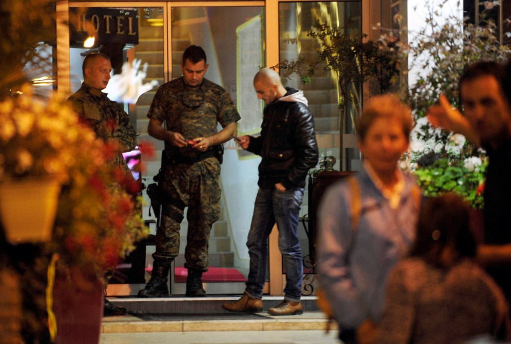 Guardas vigiam a entrada do hotel na Macedônia onde se hospedou o britânico que morreu após ser internado com suspeita de ebola
