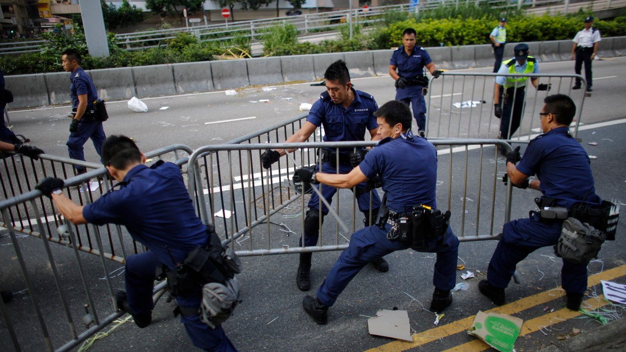 Policiais removem barricadas erguidas por manifestantes pró-democracia em Hong Kong