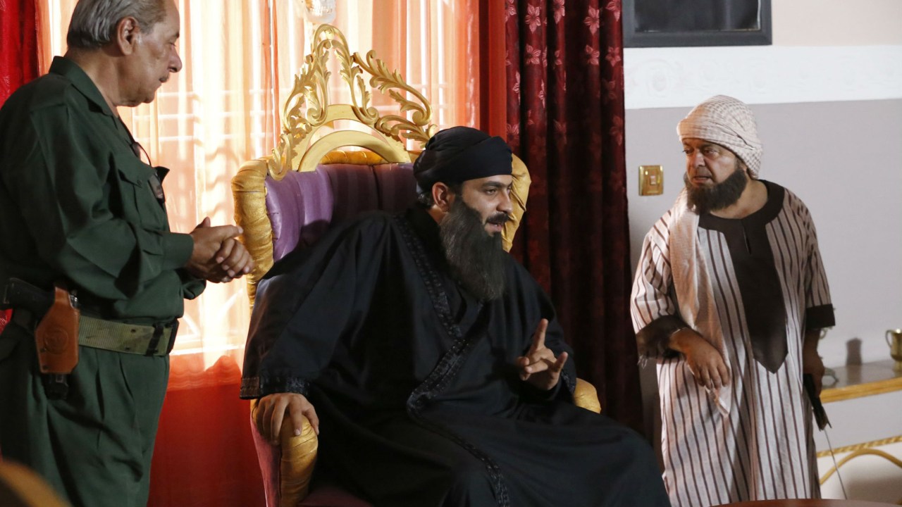 Ator interpreta o terrorista Abu Bakr al-Baghdadi, chefe do Estado Islâmico (EI), em comédia produzida pela rede de televisão estatal do Iraque