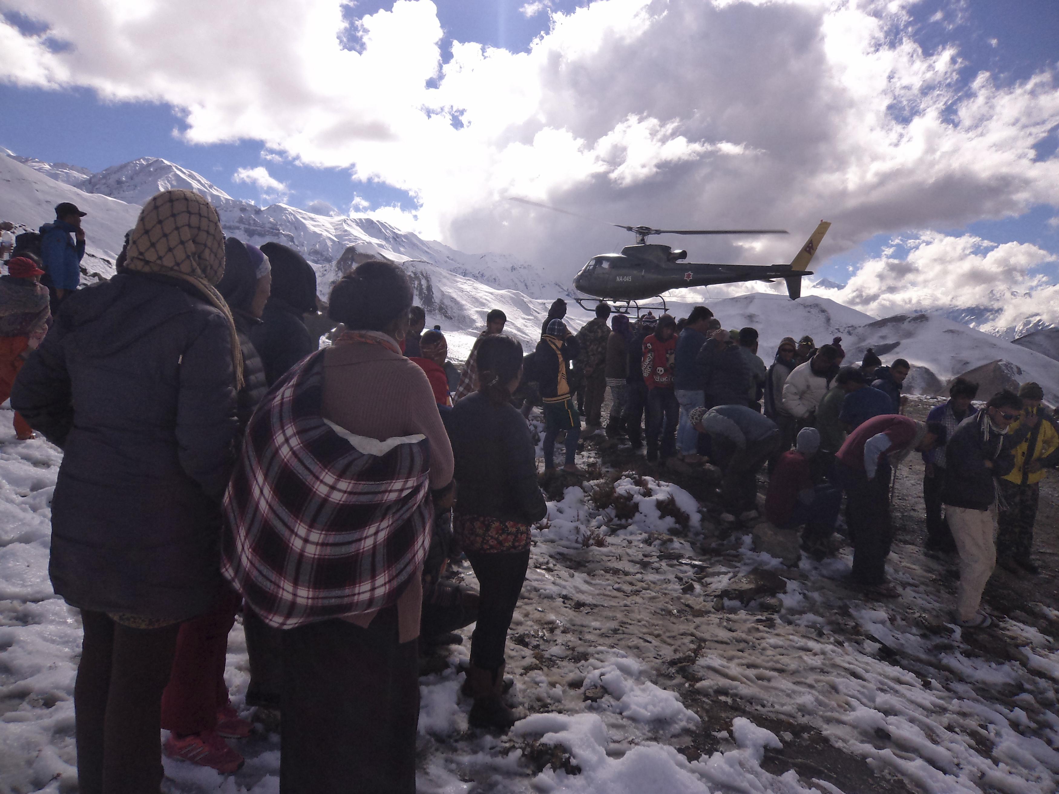 Número de mortos por avalanche no Nepal sobe para 28 VEJA