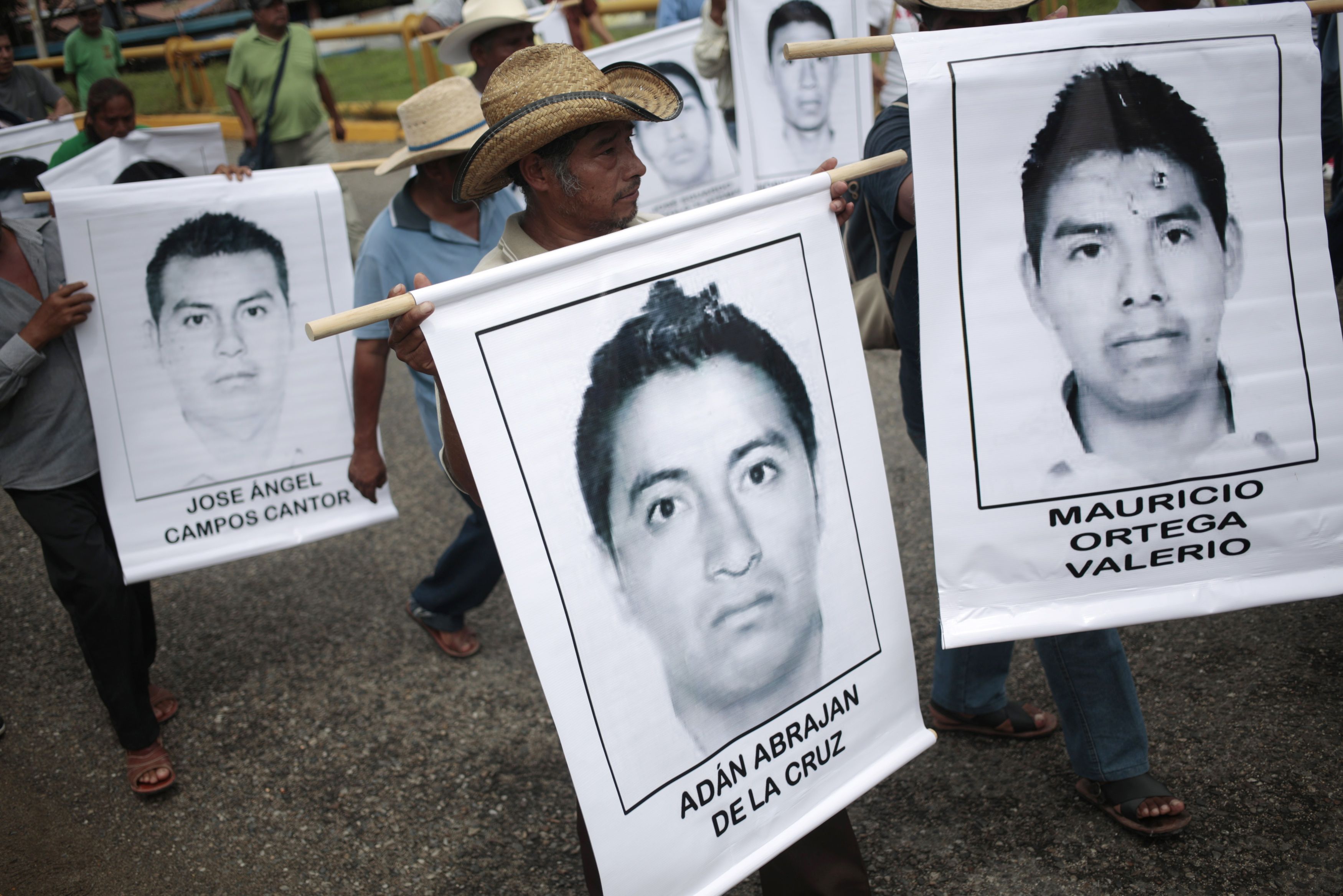 Pessoas levam imagens de estudantes desaparecidos durante protesto em Acapulco, no México