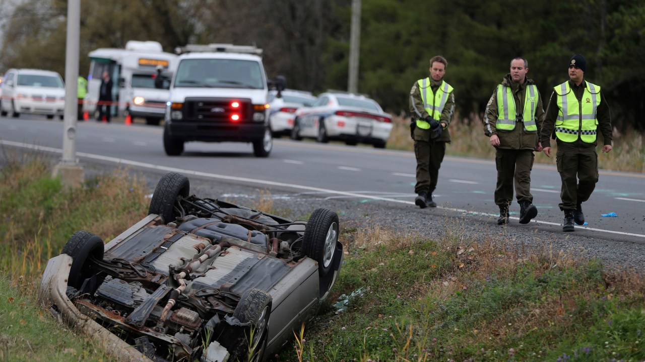Policiais canadeneses observam local onde veículo captou, depois de motorista ter atropelado dois soldados e fugido