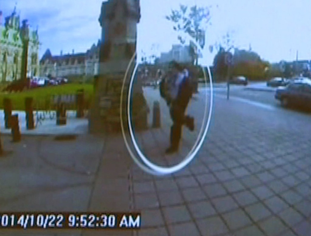 Imagem de câmera de segurança divulgada pela polícia do Canadá mostra atirador identificado como Michael Zehaf-Bibeau ao invadir o Parlamento