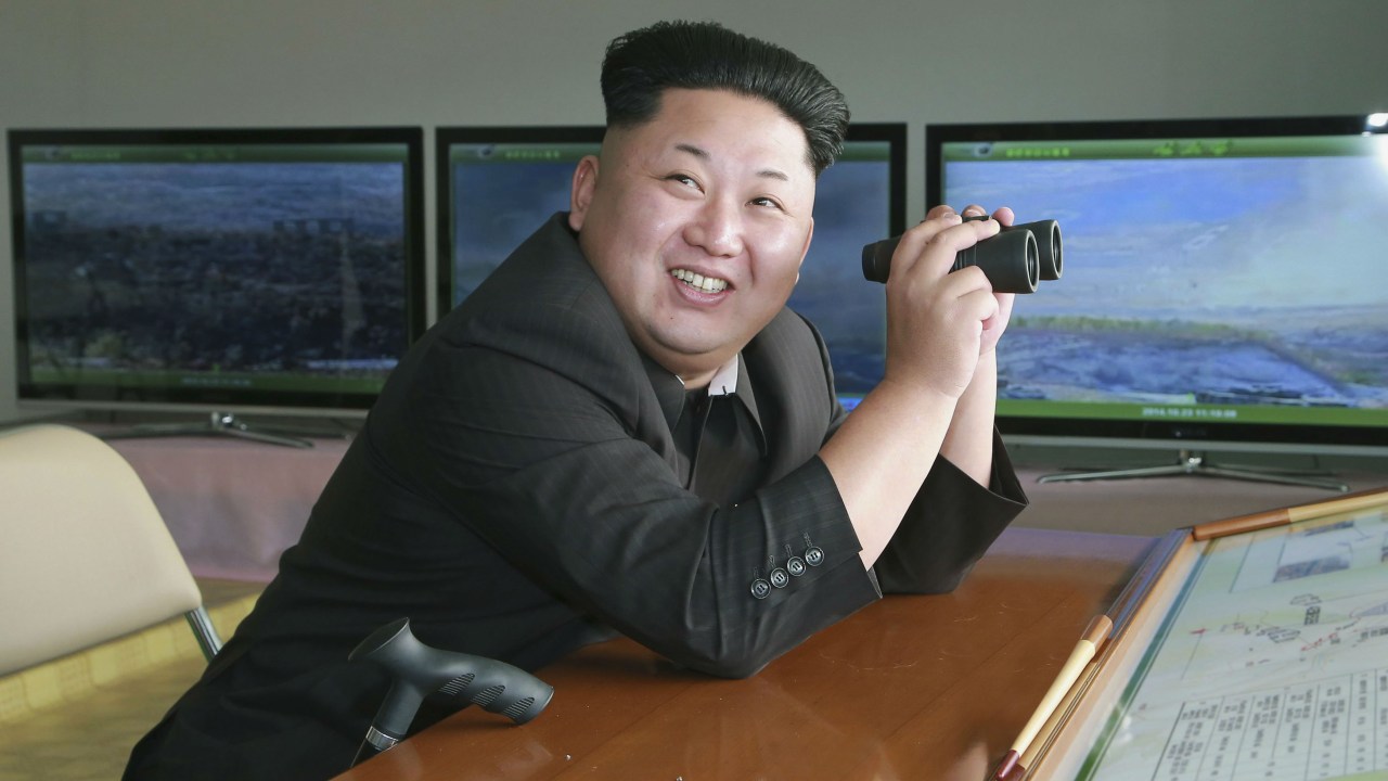 O ditador norte-coreano, Kim Jong-un, é visto com uma bengala ao seu lado