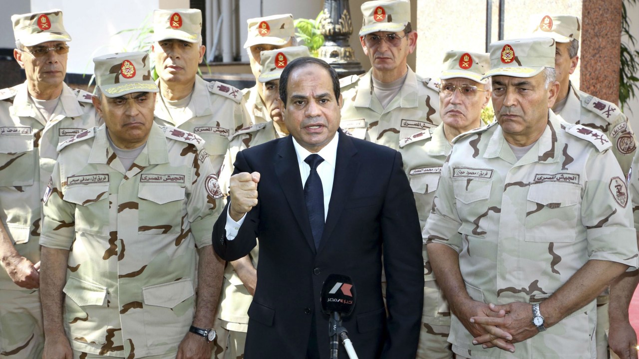 O presidente do Egito, o ex-marechal Abdel Fattah Sisi, cercado por militares
