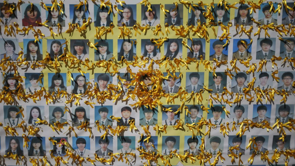 Estudantes mortos em naufrágio de balsa sul-coreana são homenageados durante uma cerimônia