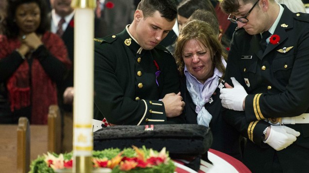 Kathy Cirillo, mãe do soldado morto no ataque ao Parlamento canadense, chora em frente ao caixão do filho