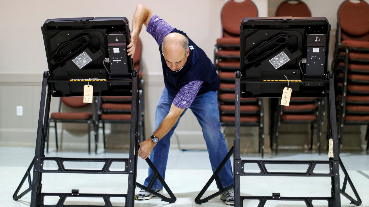 Voluntário verifica terminais de votação em igreja na Carolina do Norte
