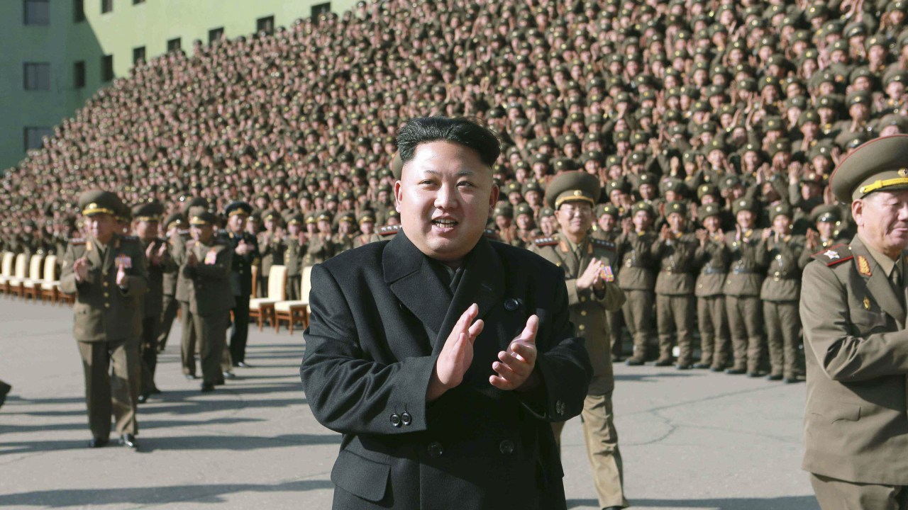 O ditador norte-coreano Kim Jong-un, em cerimônia com militares do país