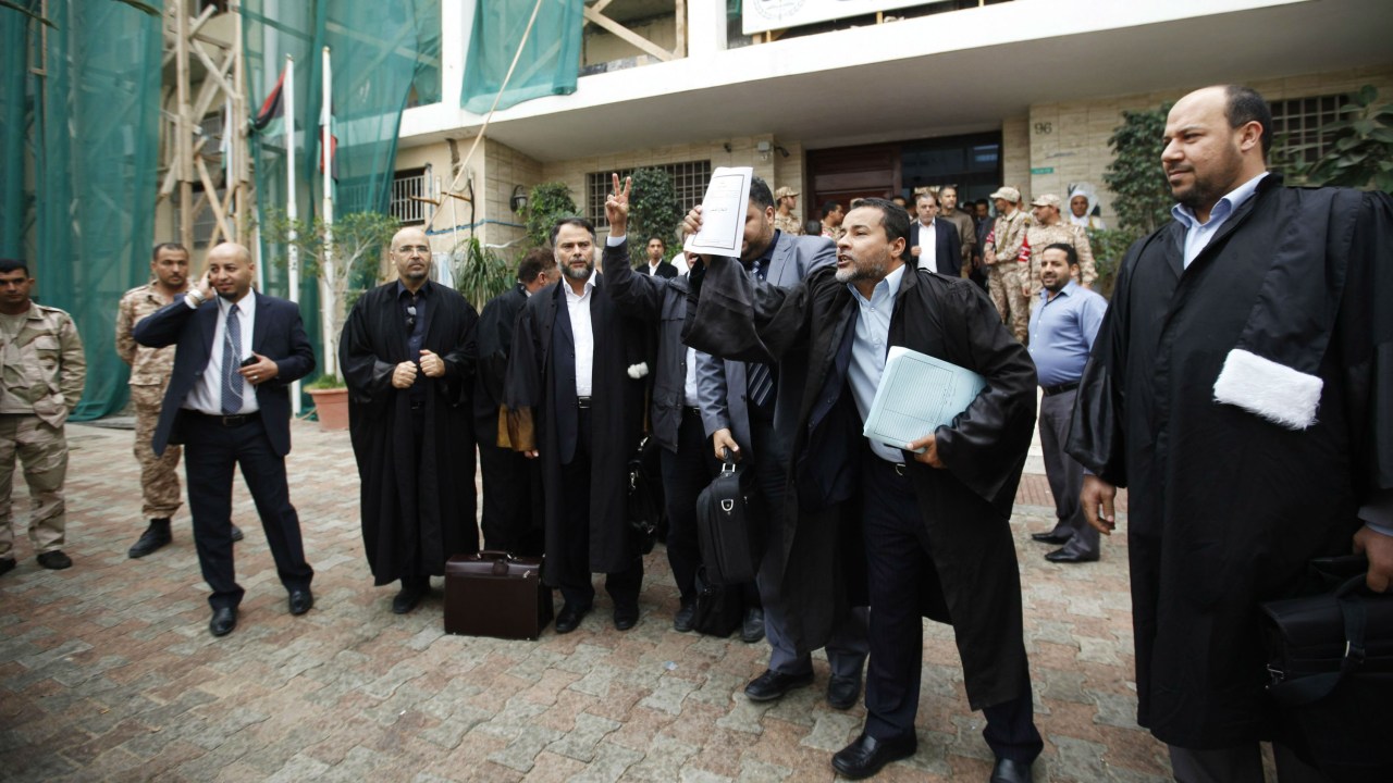 Advogados comemoram a decisão da Suprema Corte da Líbia de invalidar a eleição que constituiu o Parlamento do país