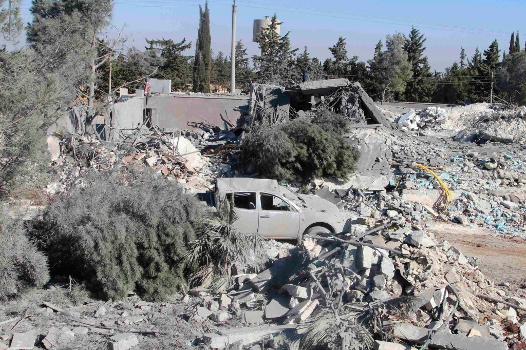 Veículo danificado ao lado de prédio destruído em um ataque aéreo liderado pelos Estados Unidos na vila de Kafar Joum, no oeste de Alepo, na Síria, no dia 6/11