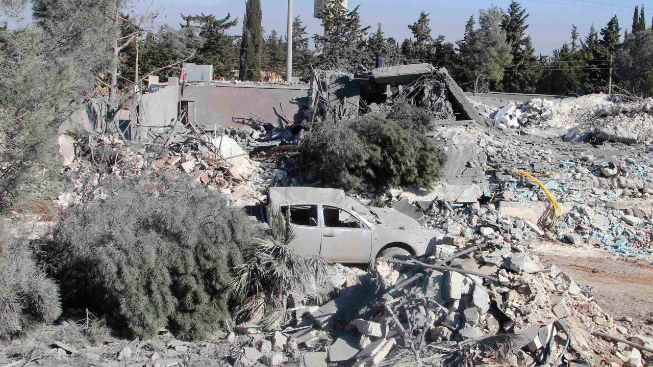 Veículo danificado ao lado de prédio destruído em um ataque aéreo liderado pelos Estados Unidos na vila de Kafar Joum, no oeste de Alepo, na Síria, no dia 6/11