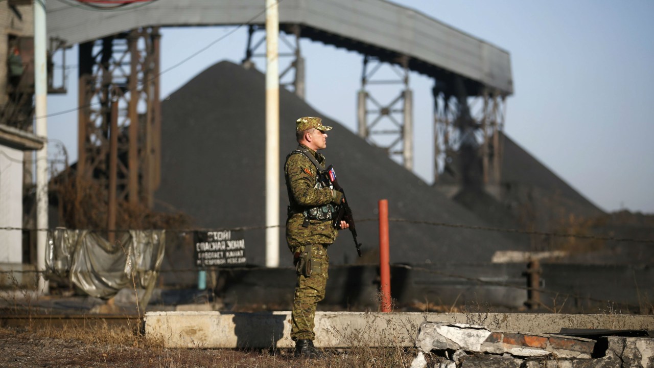 Separatista pró-Rússia monta guarda em vilarejo próximo a Donetsk, no leste da Ucrânia