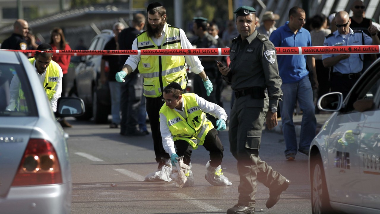Equipes de emergência respondem a uma ocorrência de ataque com faca na cidade de Tel Aviv, em Israel