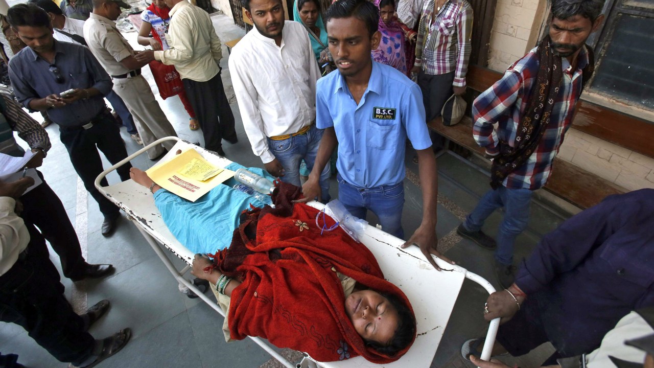 Mulher que passou por campanha de esterilização em massa chega a hospital na Índia