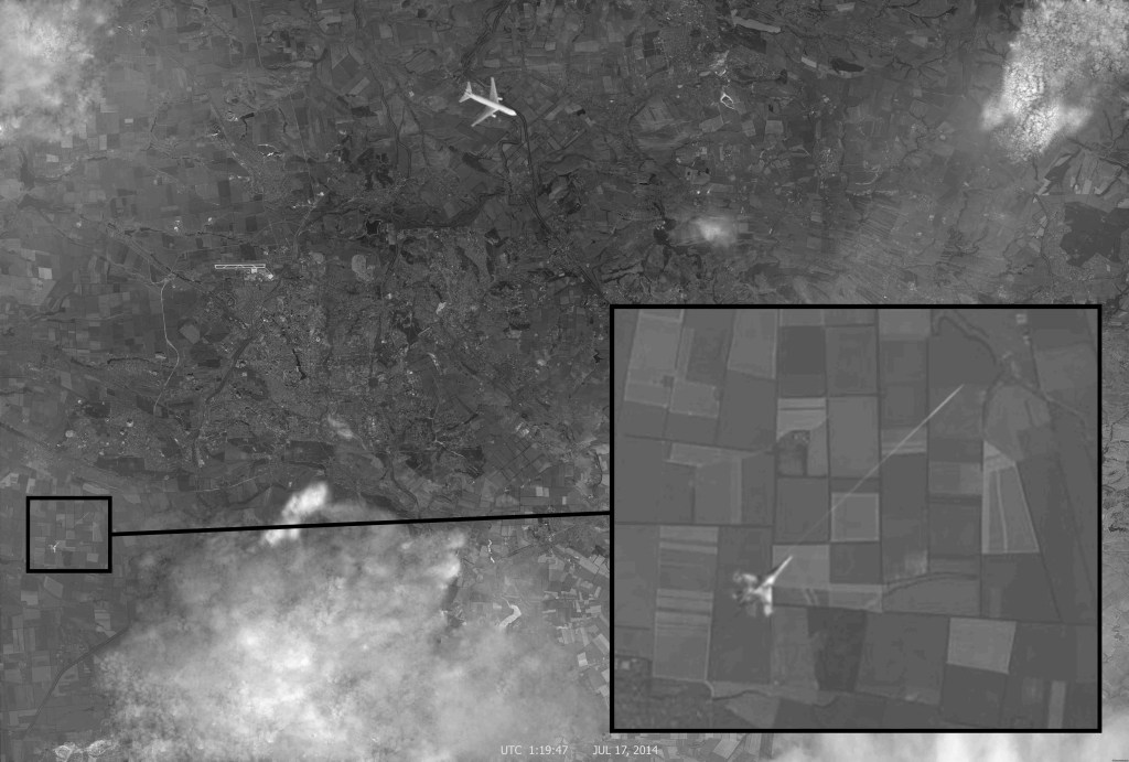 Imagem do Canal Um, da Rússia, mostrariam o que seria um caça disparando um míssil contra um avião de passageiros no leste da Ucrânia. Fotos são falsificações grosseiras, apontam especialistas