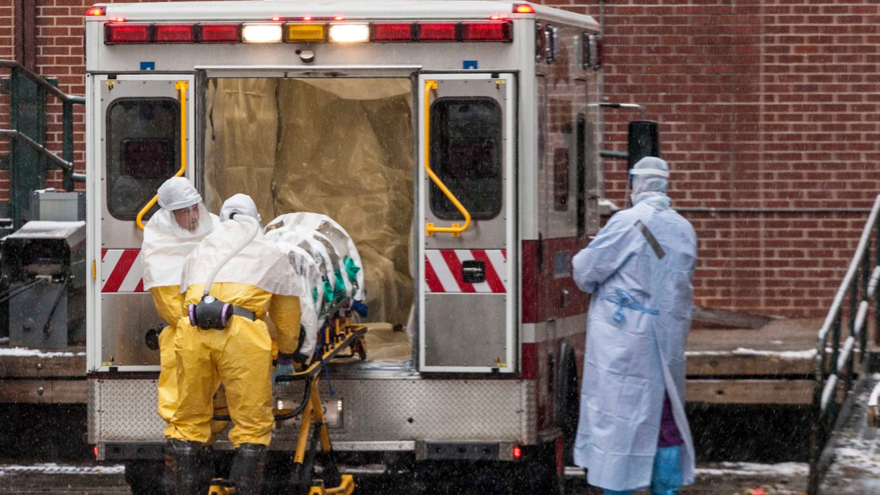 O médico Martin Salia, que contraiu o vírus ebola em Serra Leoa, chega a hospital no Nebraska para receber tratamento