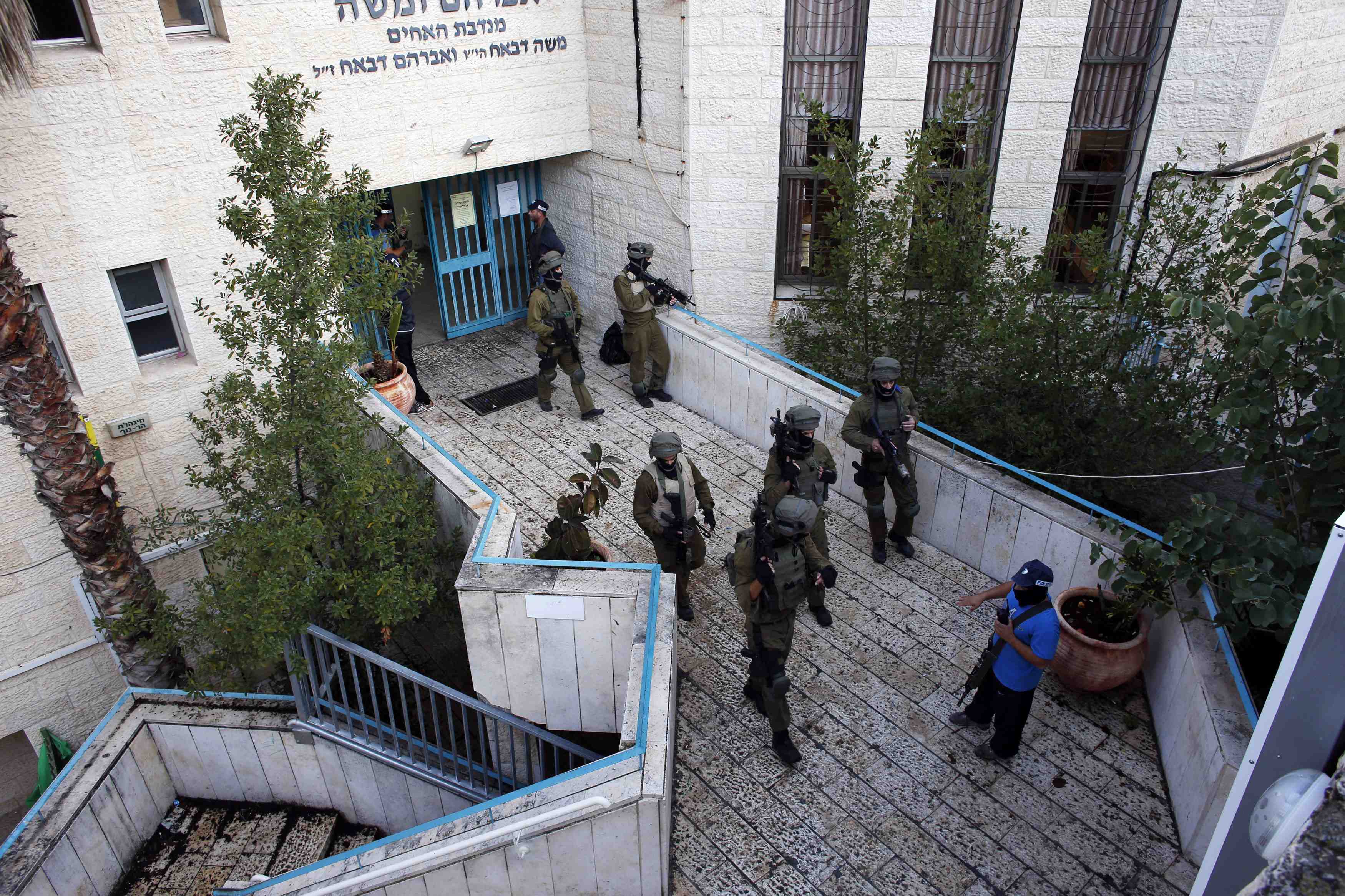 Forças de segurança de Israel fazem buscas perto de uma sinagoga atacada por dois homens armados em Jerusalém