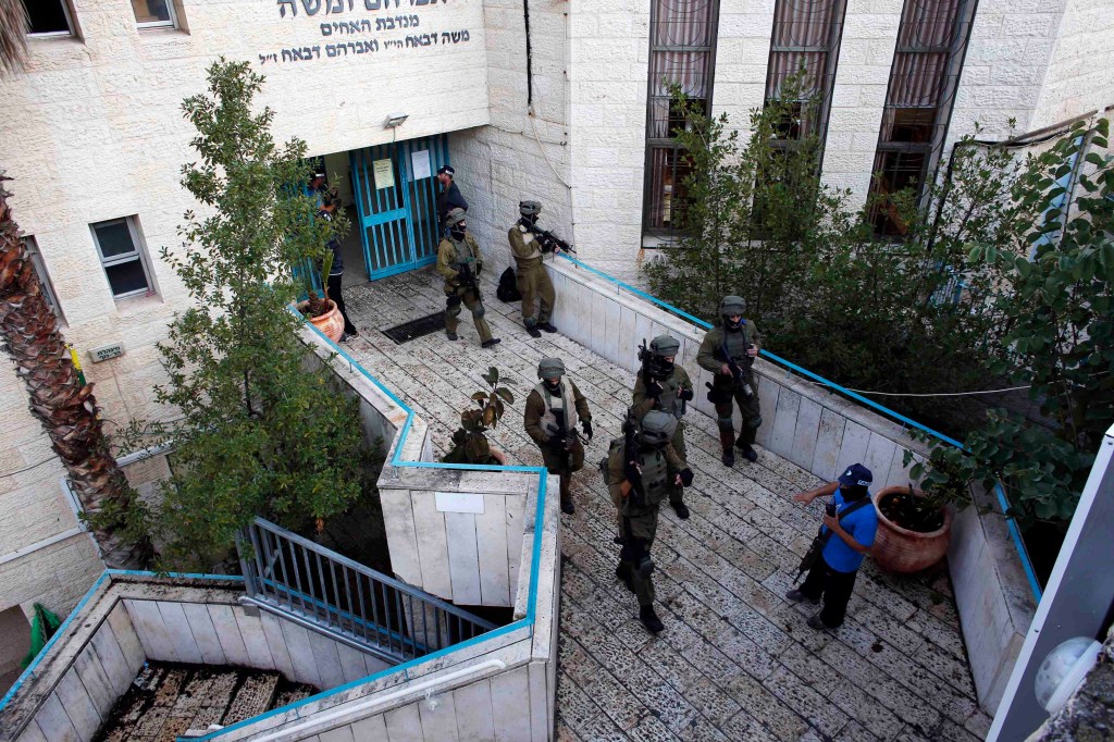 Forças de segurança de Israel fazem buscas perto de uma sinagoga atacada por dois homens armados em Jerusalém