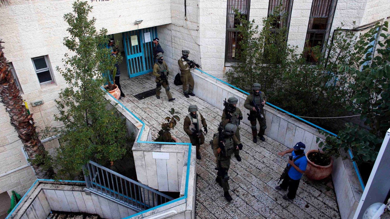 Forças de segurança de Israel fazem buscas perto de uma sinagoga atacada por dois homens armados em Jerusalém