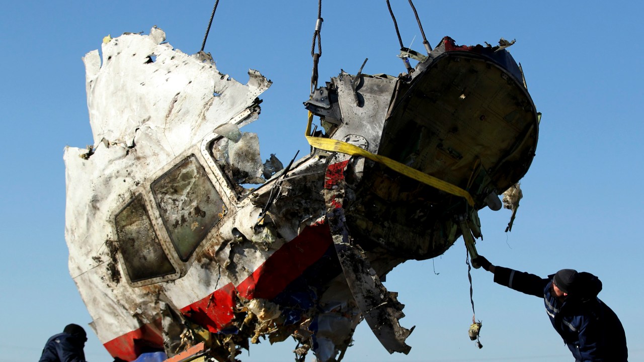 Pedaço do avião da Malaysia Airlines abatido quando sobrevoava a região de Donetsk, na Ucrânia, é transportada do local da queda