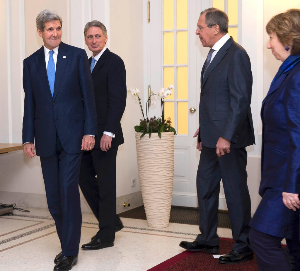 O secretário de Estado americano, John Kerry, o chanceler britânico, Philip Hammond, o ministro de Relações Exteriores da Rússia, Sergei Lavrov e a representante diplomática da União Europeia, Catherine Ashton, em reunião sobre programa nuclear do Irã em Viena