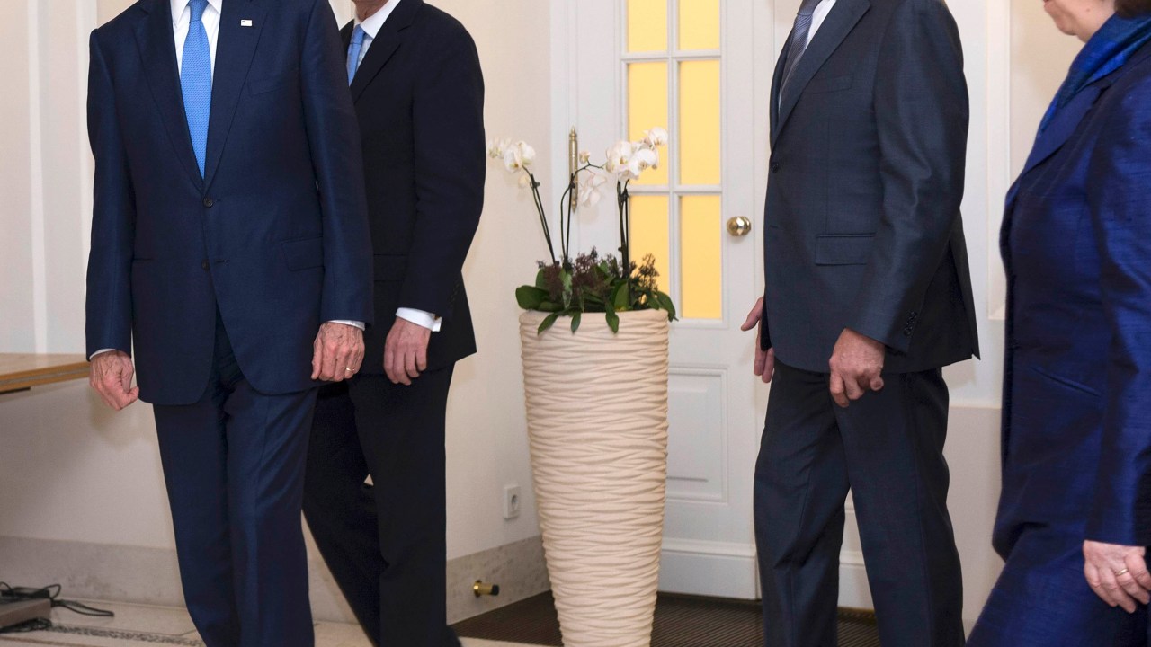 O secretário de Estado americano, John Kerry, o chanceler britânico, Philip Hammond, o ministro de Relações Exteriores da Rússia, Sergei Lavrov e a representante diplomática da União Europeia, Catherine Ashton, em reunião sobre programa nuclear do Irã em Viena