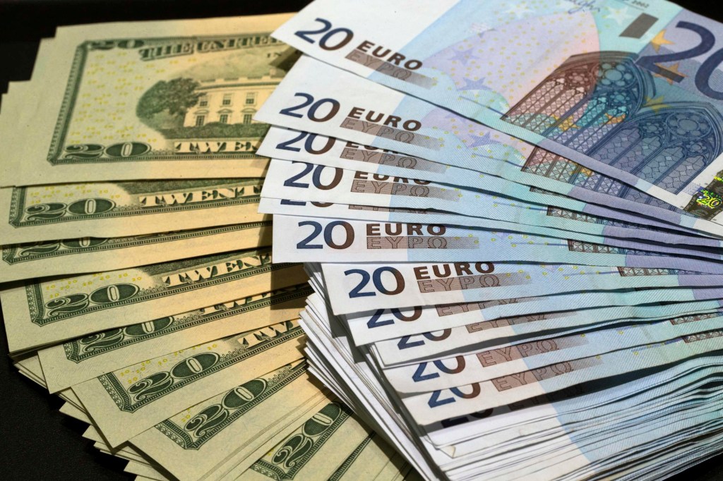 Notas de dólares americanos e euros