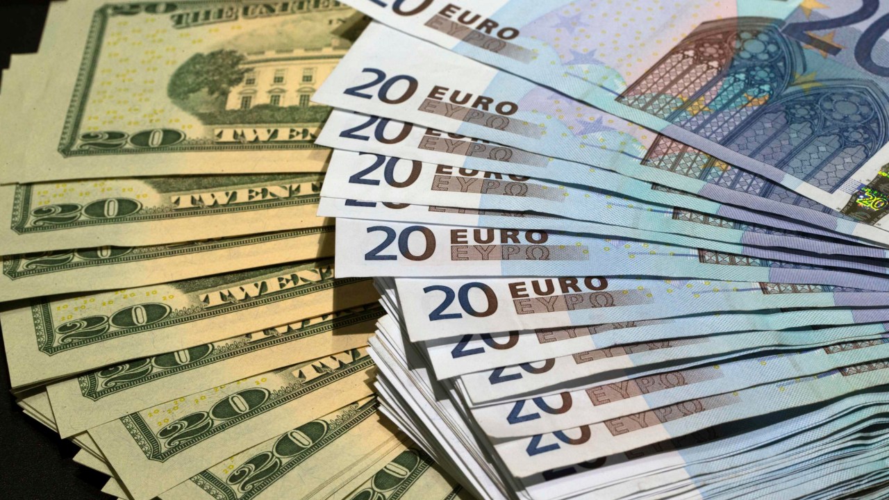 Notas de dólares americanos e euros