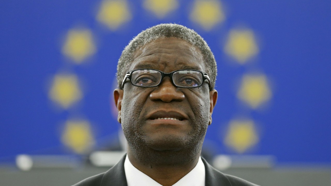 O ginecologista congolês Denis Mukwege discursa após receber o prêmio Sakharov à Liberdade de Consciência, concedido pelo Parlamento Europeu