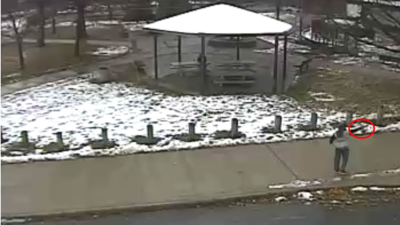 Frame do vídeo mostra o jovem Tamir Rice apontando uma arma de brinquedo nas ruas de Cleveland