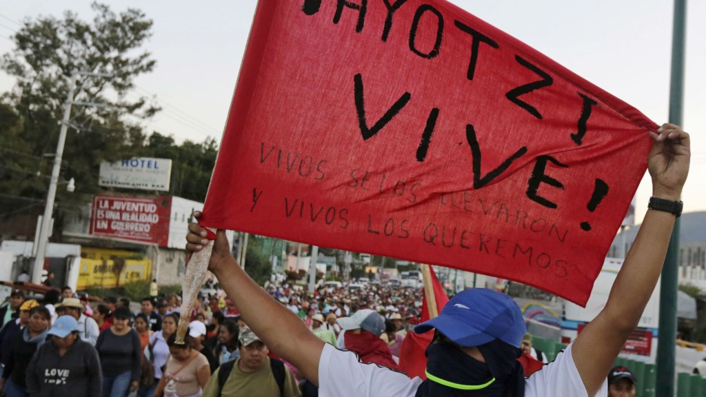 Manifestantes protestam contra o desaparecimento de 43 estudantes no México