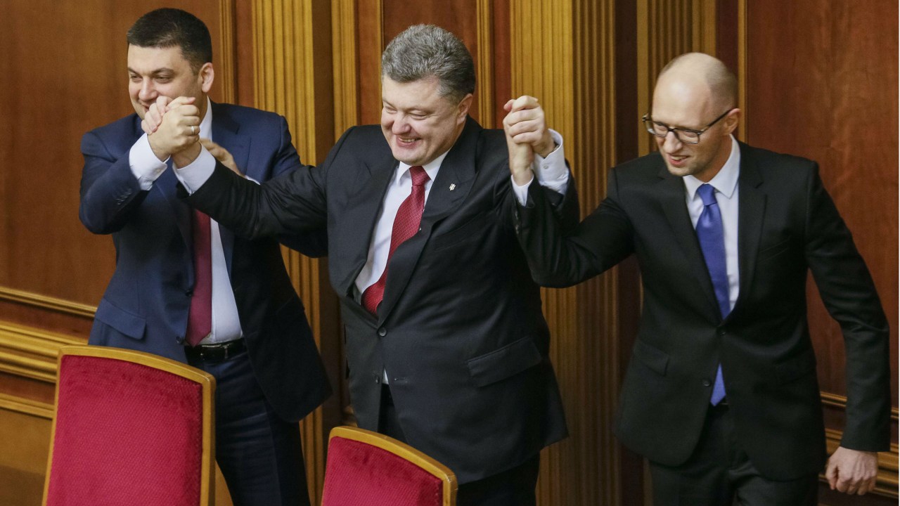 O presidente do Legislativo ucraniano, Vladimir Groisman (à esq.), o presidente Petro Poroshenko (ao centro) e o primeiro-ministro Arseniy Yatseniuk durante sessão do Parlamento do país