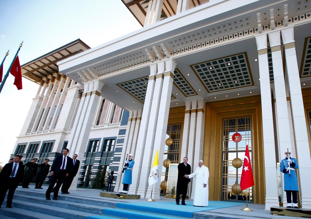 O papa Francisco é recebido pelo presidente turco Recep Erdogan no palácio presidencial em Ancara