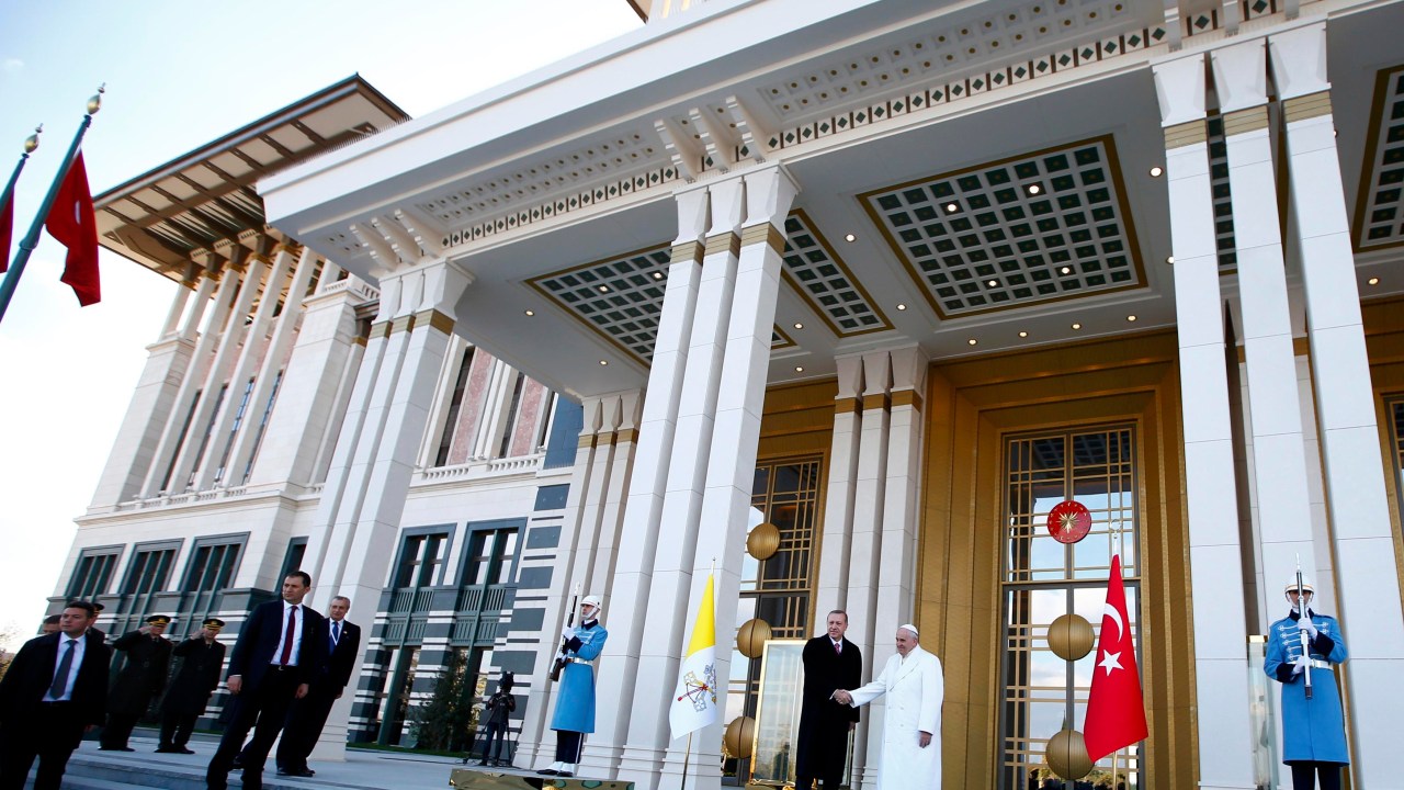 O papa Francisco é recebido pelo presidente turco Recep Erdogan no palácio presidencial em Ancara