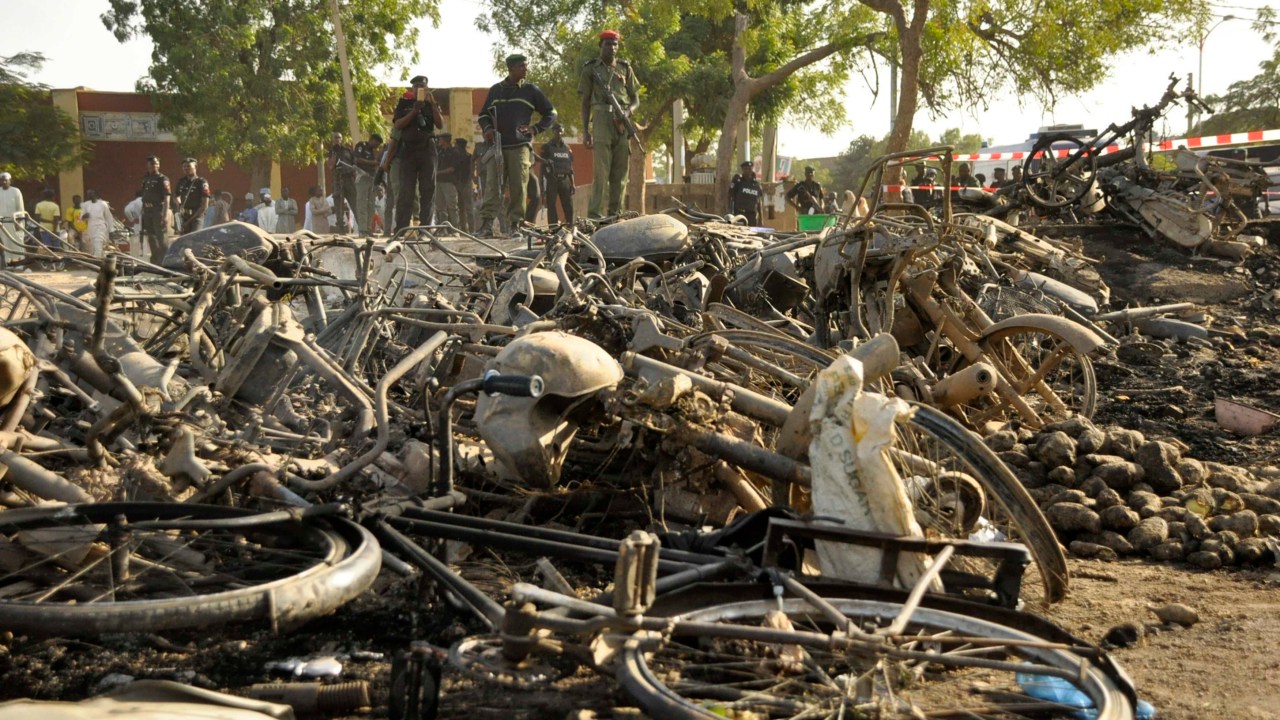 Policiais perto de local que foi alvo de triplo atentado em Kano, no norte da Nigéria