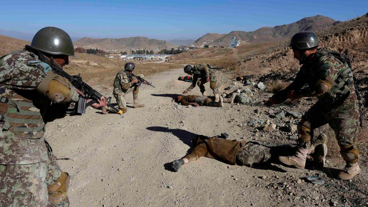 Soldados do Exército afegão participam de treinamento em uma base de Cabul