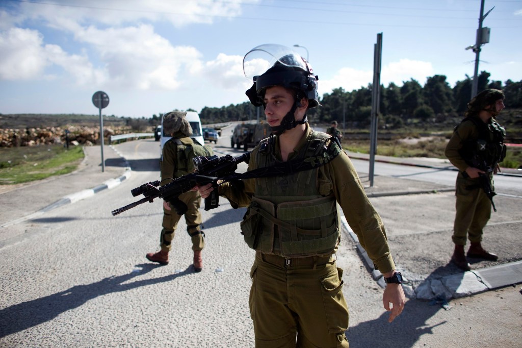 Soldados verificam local onde mulher palestina esfaqueou israelense na Cisjordânia