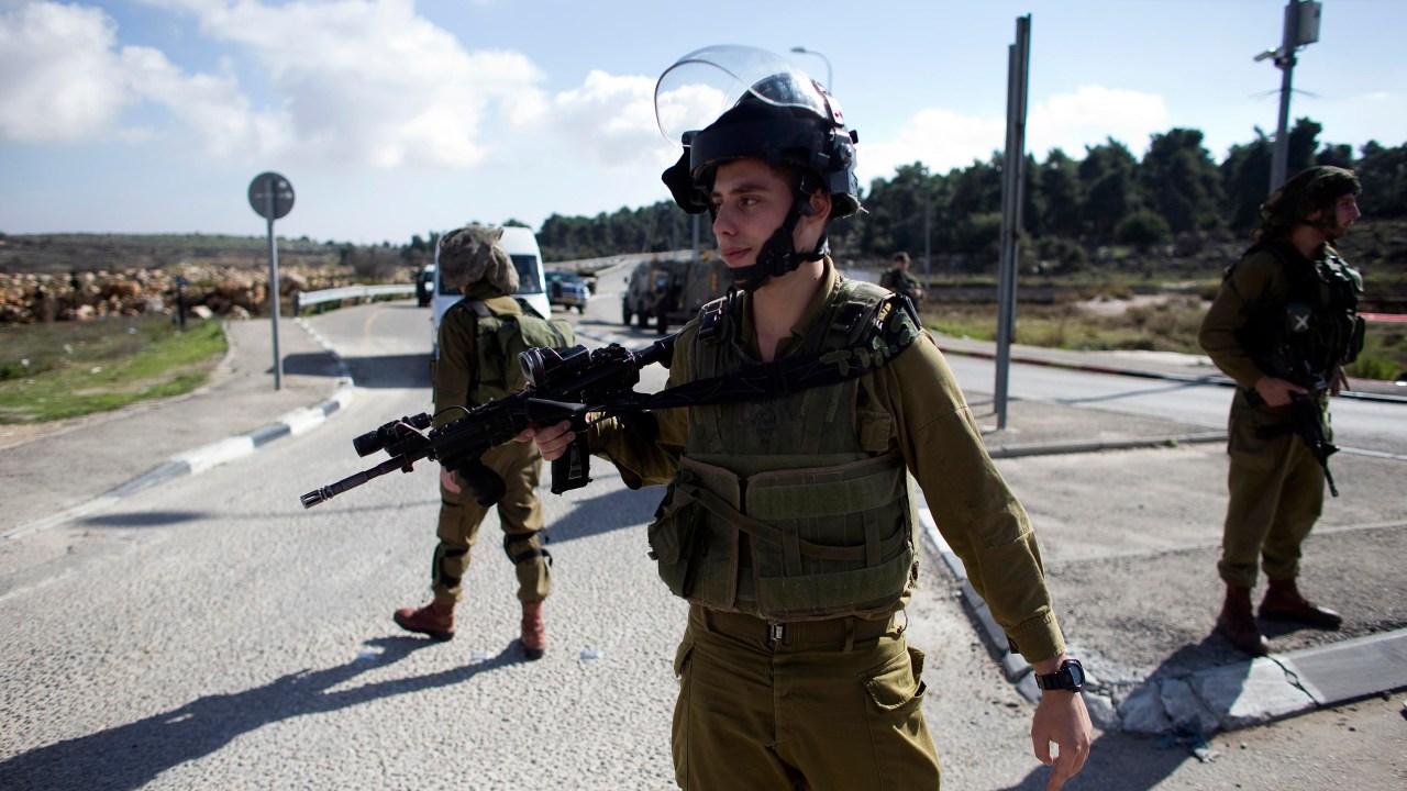Soldados verificam local onde mulher palestina esfaqueou israelense na Cisjordânia