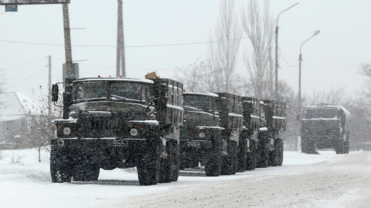 Veículos militares sem identificação são vistos no caminho de Lugansk para Donetsk, território controlado por separatistas pró-Rússia no leste da Ucrânia