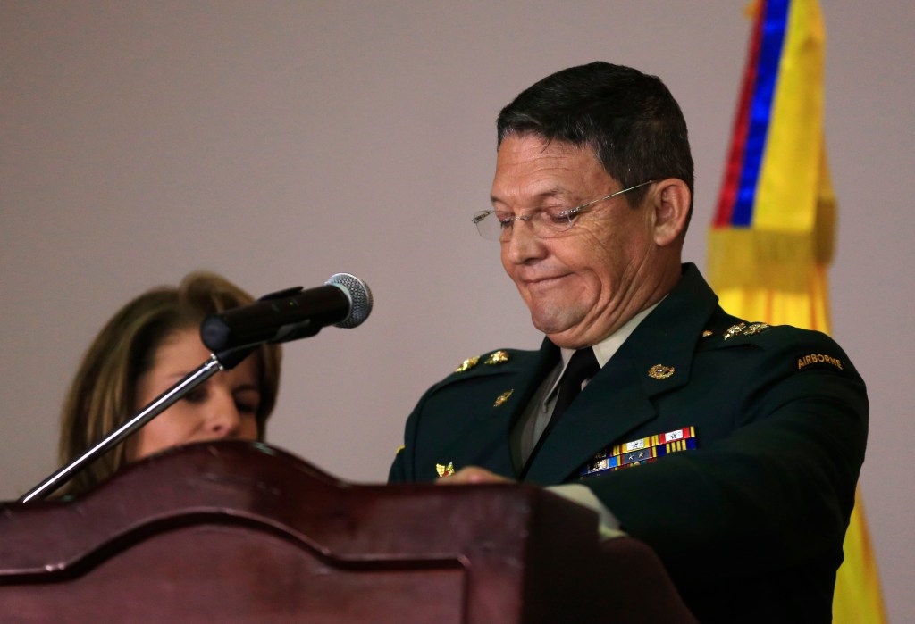 O general colombiano Rubén Darío Alzate, que permaneceu 14 dias em poder das Farc, anuncia pedido de baixa do Exército