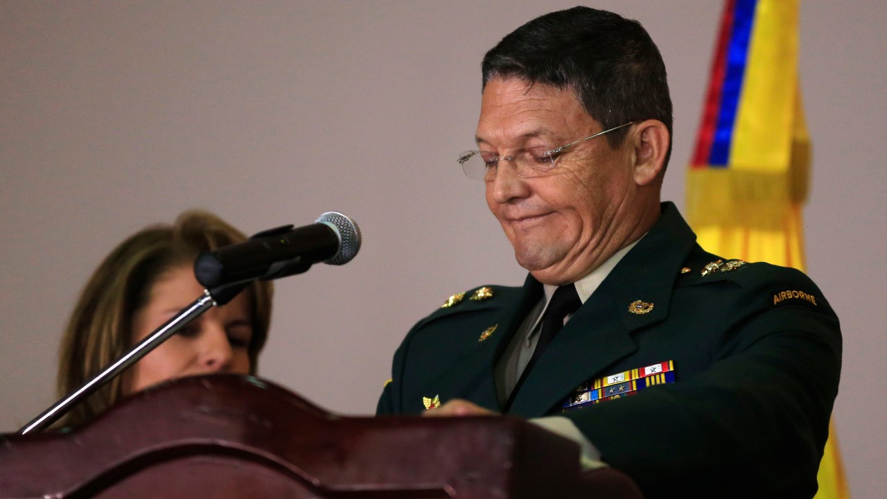 O general colombiano Rubén Darío Alzate, que permaneceu 14 dias em poder das Farc, anuncia pedido de baixa do Exército