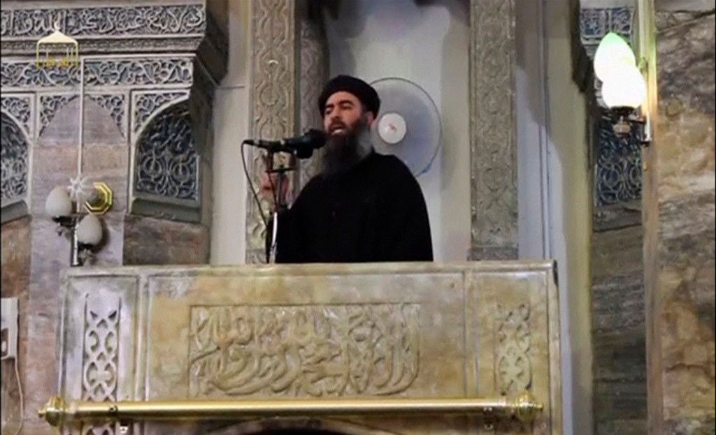 O chefe do grupo terrorista Estado Islâmico, Abu Bakr Al-Baghdadi, em uma mesquita na cidade de Mosul, no Iraque, em imagem de um vídeo publicado na internet