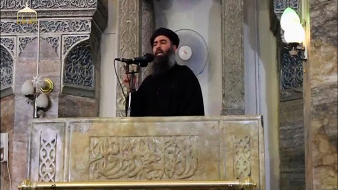 O chefe do grupo terrorista Estado Islâmico, Abu Bakr Al-Baghdadi, em uma mesquita na cidade de Mosul, no Iraque, em imagem de um vídeo publicado na internet