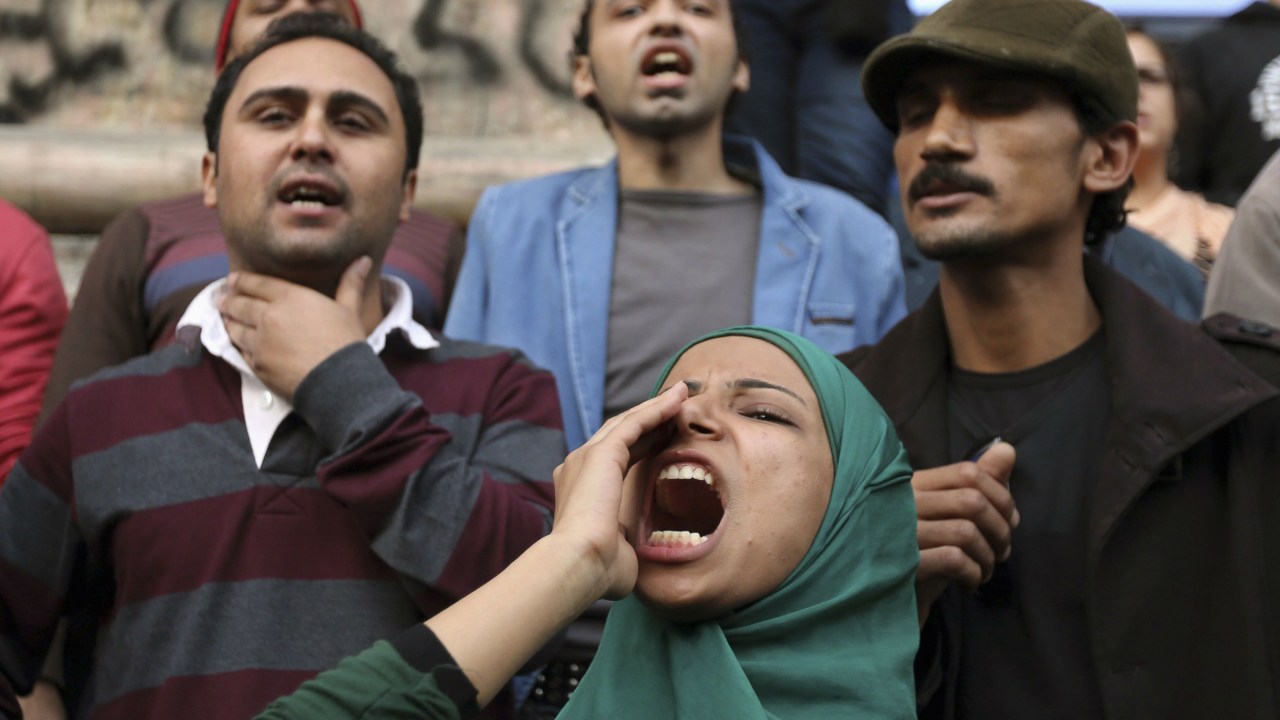 Manifestantes protestam contra o governo egípcio no Cairo